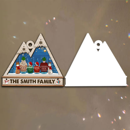 Weihnachtsschmuck „Die ganze Familie zusammen im Urlaub“ – individuelle Form aus Holz und Acryl 